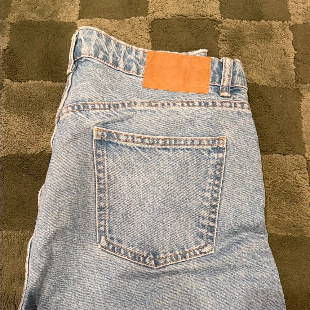 Zara Light Wash High-Rise Mom Jeans - Picture 4 of 4